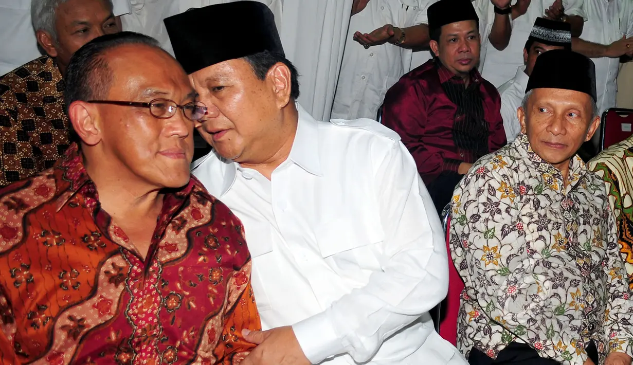 Ketum Partai Gerindra, Prabowo Subianto berbincang dengan Ketum DPP Golkar Munas Bali, Aburizal Bakrie (kiri) disela acara pelantikan pengurus pusat Partai Gerindra di kantor DPP Partai Gerindra, Jakarta, Rabu (8/4/2015). (Liputan6.com/Yoppy Renato)