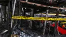 Beruntung tidak ada korban jiwa dalam peristiwa tersebut. Tampak, seluruh badan bus habis terbakar, Jakarta, Kamis (28/8/14). (Liputan6.com/Faizal Fanani)