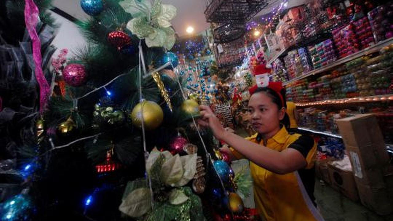 Berbagai pernak-pernik Natal hiasi kawasan Glodok