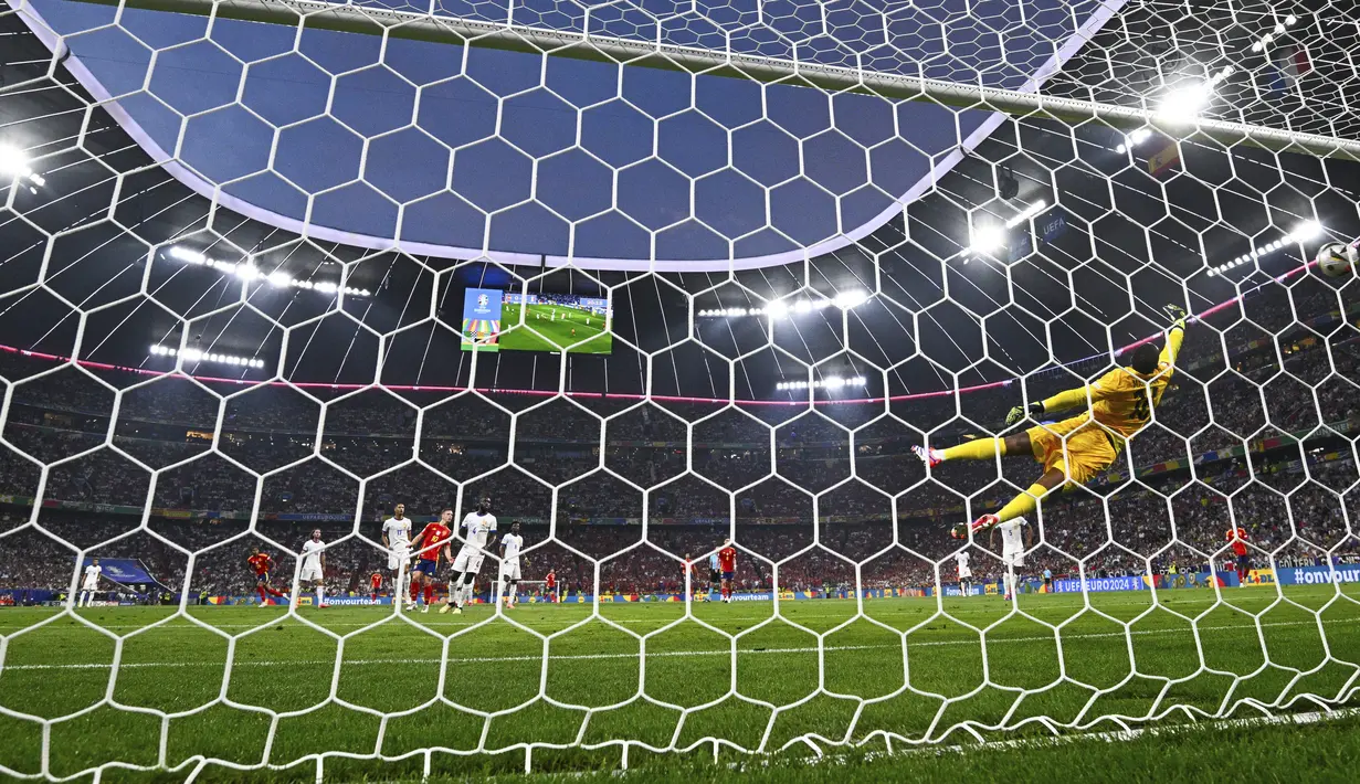 Lamine Yamal lagi-lagi sukses mencuri perhatian di ajang Euro 2024. Pemain klub Barcelona itu mengantarkan Spanyol menang dengan skor 2-1 atas Prancis di semifinal. (Tom Weller/dpa via AP)