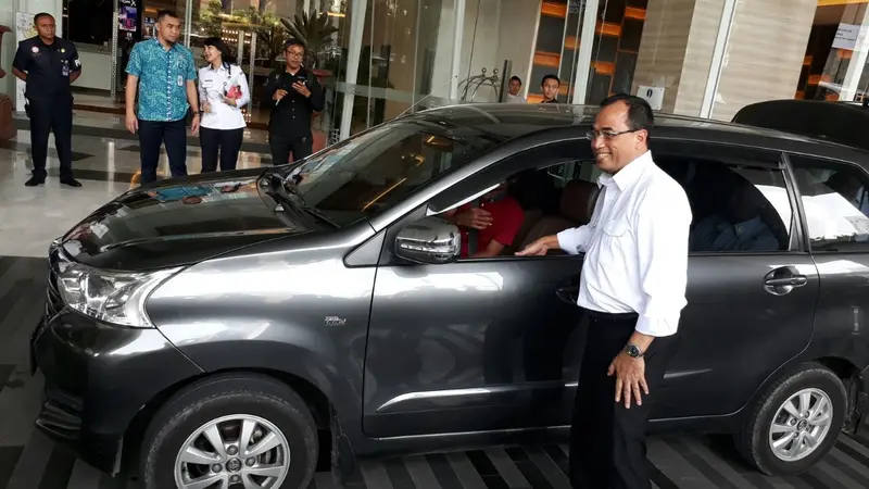 Menhub Budi Karya Sumadi naik taksi online (Foto: Ilyas Liputan6.com)