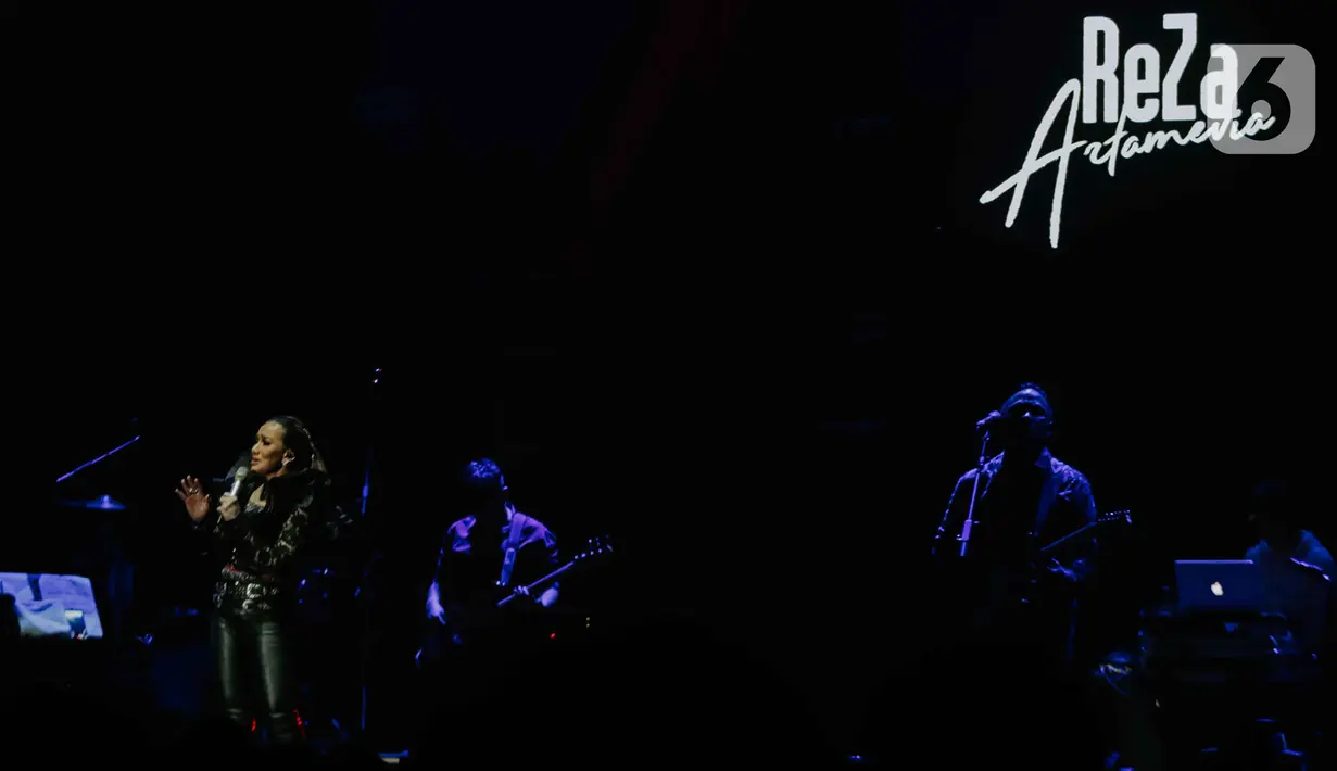 Penampilan Reza Artamevia saat tampil dalam festival musik Love Fest di Istora Senayan, Jakarta, Sabtu (22/2/2020). Dalam penampilannya Reza Artamevia membawakan sejumlah lagu hitsnya seperti satu yang tak bisa lepas, keabadian, berharap tak berpisah. (Liputan6.com/Faizal Fanani)
