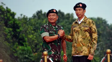 Presiden Joko Widodo dan Panglima TNI Jenderal Moeldoko  saat mengikuti upacara pengangkatan Presiden Jokowi sebagai warga kehormatan Pasukan khusus TNI di Markas Besar TNI Cilangkap, Jakarta Timur, Kamis (16/4/2015). (Liputan6.com/Yoppy Renato)