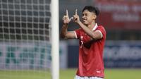 Pemain Timnas Indonesia U-19, Alfriyanto Nico Saputra melakukan selebrasi usai mencetak gol ke gawang Brunei Darussalam U-19 dalam laga matchday kedua penyisihan Grup A Piala AFF U-19 2022 di Stadion Patriot Candrabhaga, Bekasi, Senin (4/7/2022). (Bola.com/M Iqbal Ichsan)