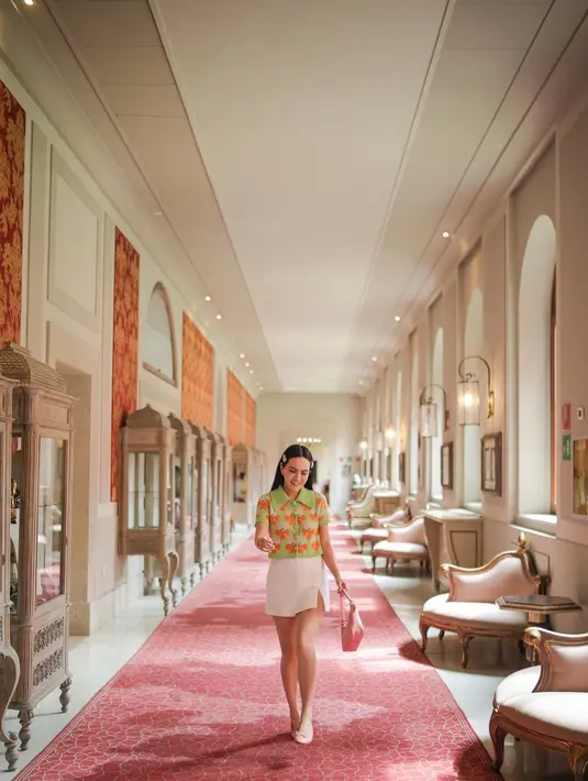 Penampilan Shandy Aulia bak remaja di foto ini mengenakan outfit berwarna pastel. Ia mengenakan atasan berkerah lengan pendek bermotif pita, berwarna hijau-oranye yang gemas, dipadunya dengan mini skirt putih. [Foto: Instagram/shandyaulia]
