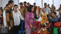 Presiden Jokowi bersama Ibu Negara, Iriana Widodo dan Menkes Nila F Moeloek menyambangi Puskesmas Ciracas, Jakarta, Senin (18/7). Jokowi memantau pemberian vaksin ulang terhadap anak-anak yang dulunya diberikan vaksin palsu. (Liputan6.com/Faizal Fanani)