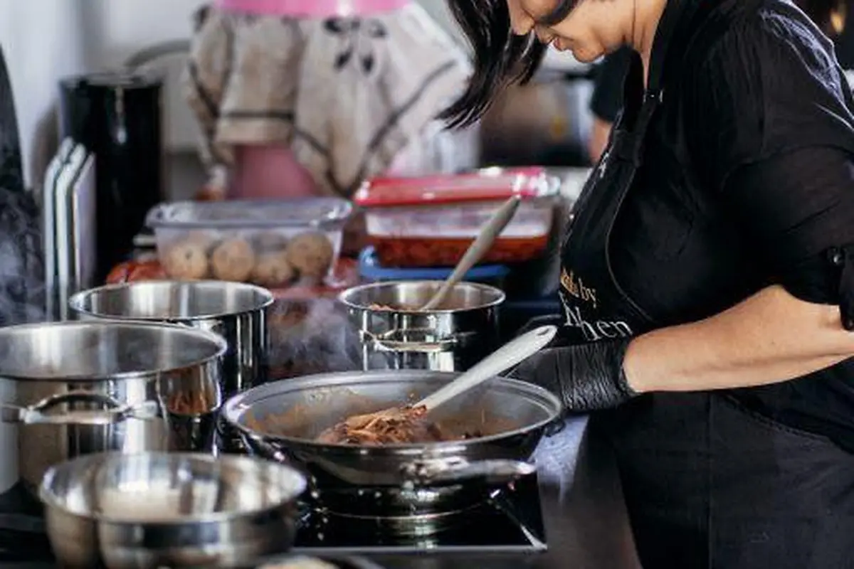 perempuan Indonesia cerita bisnis catering masakan Nusantara di Belanda