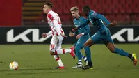 Milan Rodic dari Red Star duel dengan pemain AC Milan Samu Castillejo pada laga babak 32 besar Liga Europa di Rajko Mitic Stadium di Beograd, Serbia , Kamis, 18 Februari 2021. (Foto AP / Darko Vojinovic)