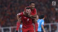 Pemain Persija, Marko Simic menggendong Ramdani Lestaluhu saat merayakan gol ke gawang Johor Darul Takzim pada lanjutan penyisihan Grup H Piala Asia 2018 di Stadion GBK, Jakarta, Selasa (10/4). Persija menang telak 4-0. (Liputan6.com/Helmi Fithriansyah)