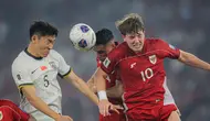 Pemain Timnas Indonesia, Ole Lennard Romeny (kanan) dan Joey Pelupessy (tengah) berebut bola dengan pemain China, Zhu Chenjie (kiri), dalam laga Kualifikasi Piala Dunia 2026 zona Asia di Stadion Utama Gelora Bung Karno (SUGBK) Senayan, Jakarta, Kamis (5/6/2025). (Bola.com/Bagaskara Lazuardi)
