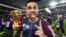 Dani ADani Alves - Bek serba bisa asal Brasil ini menjadi pemain paling bergelimang trlves - Bek serba bisa asal Brasil ini menjadi pemain paling bergelimang trofi di abad ke-21. Mantan pemain Barcelona ini telah mengumpulkan 41 trofi sepanjang kariernya.