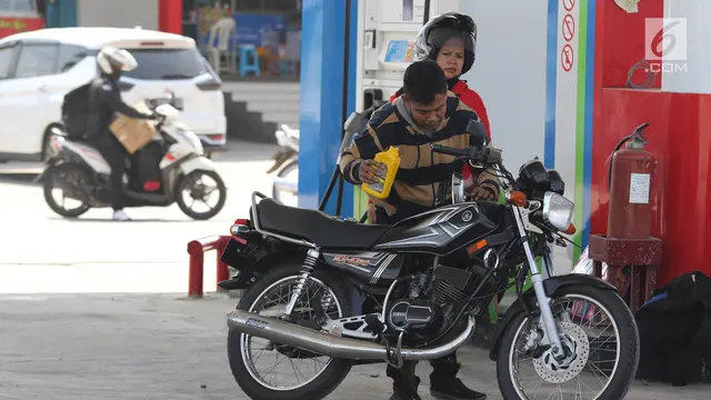 Pemudik Sepeda Motor Ramaikan SPBU di Brebes