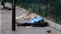 Para imigran tidur di jalanan Kota Paris, Prancis, Rabu (6/11/2019). Pemerintah Prancis menerima 122.743 permintaan suaka tahun lalu, naik 22 persen dari tahun sebelumnya. (AP Photo/Francois Mori)