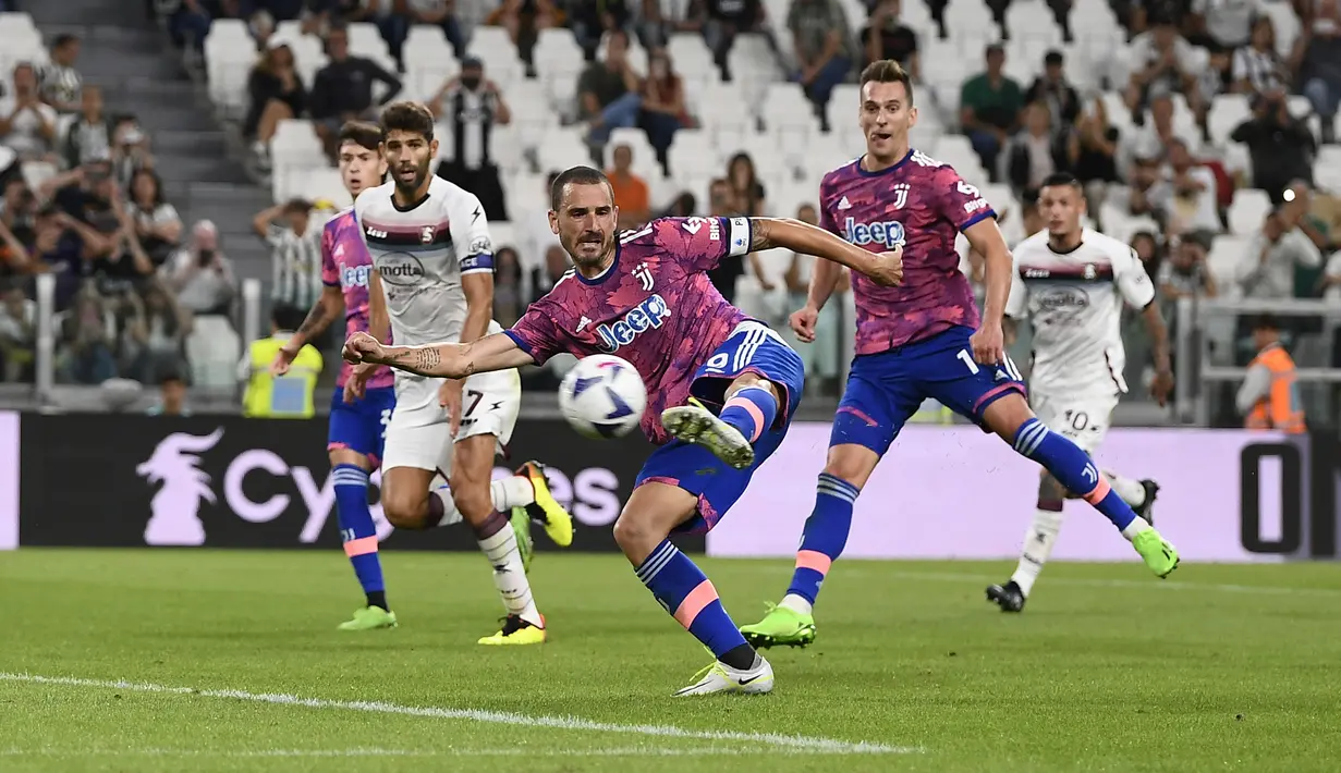 Juventus baru berhasil menyamakan kedudukan menjadi 2-2 di masa injury time babak kedua. Gol dicetak oleh Leonardo Bonucci dengan memanfaatkan bola rebound setelah eksekusi penaltinya sempat ditepis kiper Salernitana, Luigi Sepe. (LaPresse via AP/Fabio Ferrari)