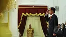 Presiden Joko Widodo memberi hormat saat menyambut kedatangan enam Duta Besar Luar Biasa dan Berkuasa Penuh (LBPP) Designated Resident untuk Republik Indonesia di Istana Merdeka, Jakarta, Kamis (19/3/2015). (Liputan6.com/Faizal Fanani)