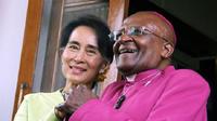Aung San Suu Kyi dan Desmond Tutu (Khin Maung Wi, AP)