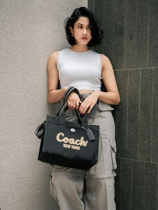 Crop top dan celana kargo juga menjadi padauan sederhana yang menampilkan gaya sporty secara mudah tanpa perlu banyak paduan fashion item.  [Foto: Instagram/ Aghniny Haque]