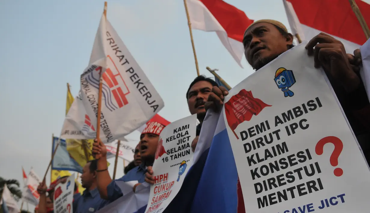 Massa dari Serikat Pekerja Jakarta International Container Terminal melakukan aksi teaterikal di depan Istana Merdeka, Jakarta, Rabu (8/7/2015). Mereka menuntut presiden untuk menolak perpanjangan konsesi aset PT. JICT (Liputan6.com/Faizal Fanani)