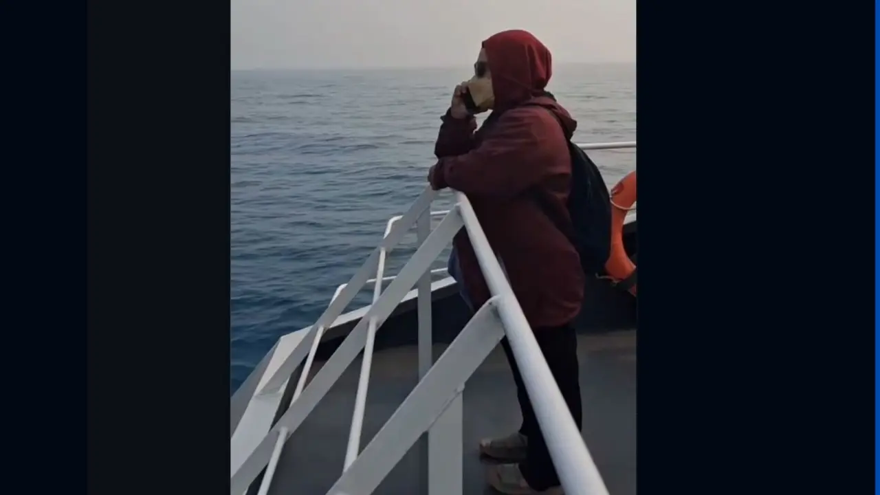 Yanti, istri Arie Basuki, jurnalis Merdeka.com yang merupakan salah satu dari lima jurnalis yang hilang kontak di perairan Selat Sunda.