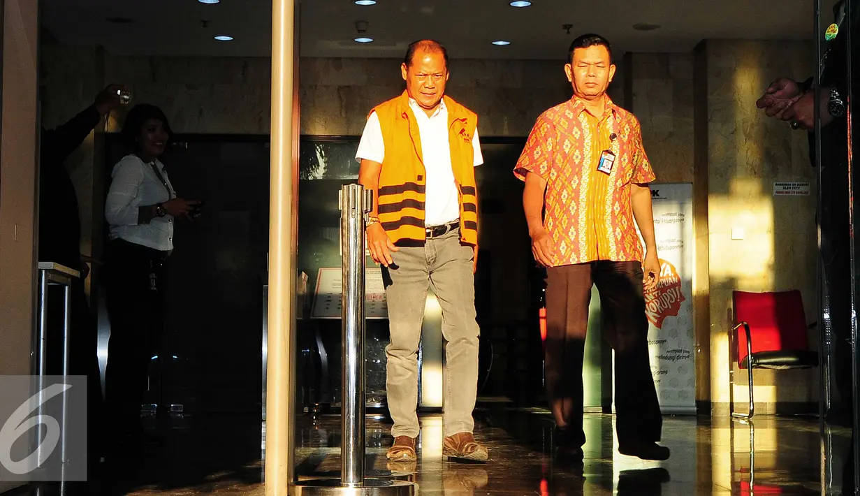Made Meregawa mengenakan rompi tahanan dikawal petugas berjalan keluar gedung KPK usai diperiksa penyidik KPK, di Jakarta Selatan, Jumat (18/9/2015). Berkas Pemeriksaan lengkap Made Meregawa siap sidang di Bali. (Liputan6.com/Helmi Afandi)