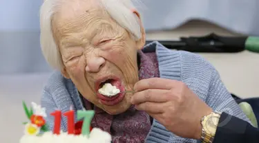 Wanita tertua di dunia Misao Okawa makan kue ulang tahun di rumahnya di Osaka, Jepang, Selasa (5/3/2015). Okawa merayakan ulang tahunnya yang  ke-117.(AFP Photo/Jiji Press)