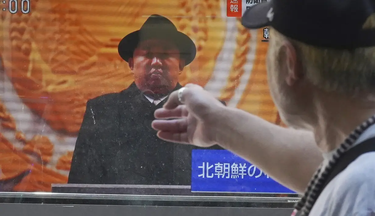 Seseorang menonton TV yang menayangkan program berita tentang peluncuran rudal Korea Utara, di Tokyo, Jepang, Rabu (12/7/2023). (AP Photo/Eugene Hoshiko)