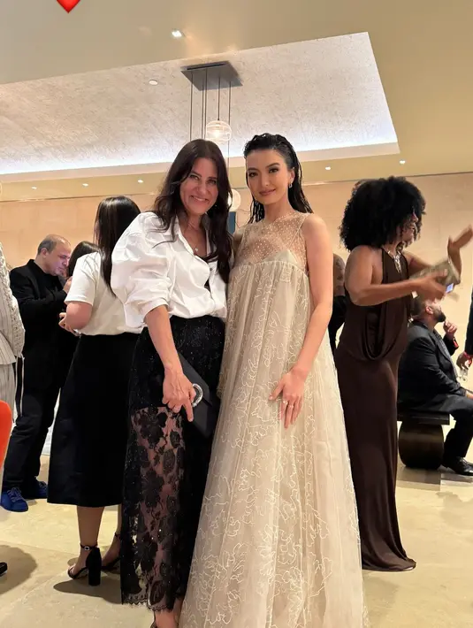 Raline Shah tampil menawan saat hadir di acara tersebut dengan pesona khas perempuan Indonesia [
@ralineshah]