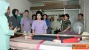 Citizen6, Jakarta: Rombongan Dharma Pertiwi mengunjungi 13 pasien di RSPAD, 11 di RSAL dan  10 di RSPAU yang sedang menderita kanker. (Pengirim: Badarudin Bakri Badar)