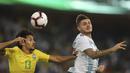 Pemain Brasil, Marquinhos, duel udara dengan striker Argentina, Mauro Icardi, pada laga persahabatan di Stadion King Abdullah, Jeddah, Selasa (16/10/2018). Brasil menang 1-0 atas Argentina. (AP/STR)