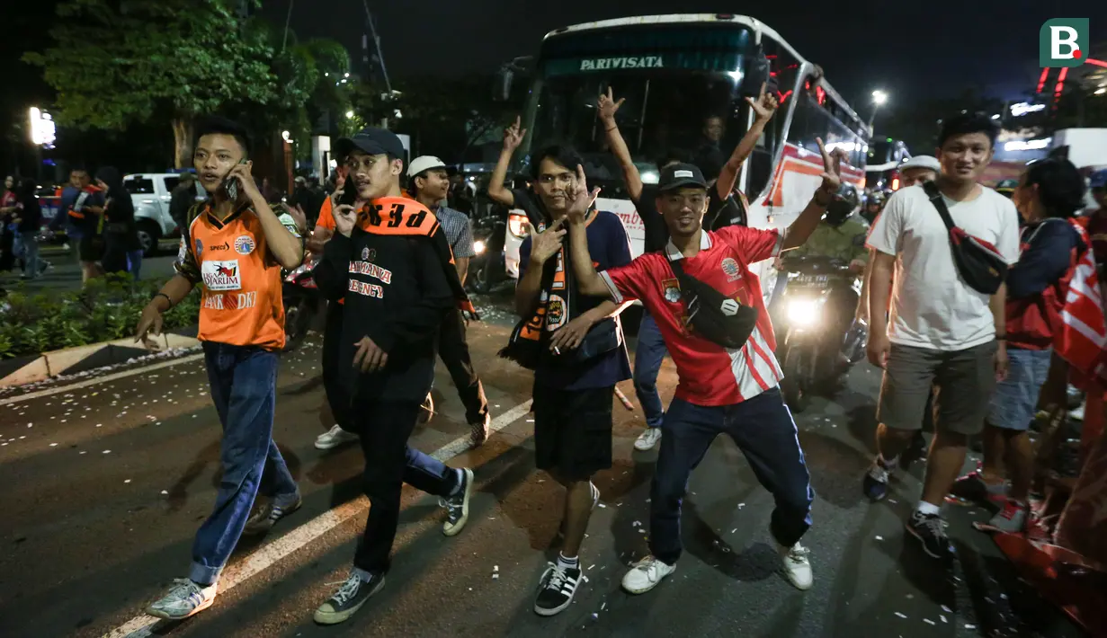 Pendukung Persija Jakarta berjalan menuju stadion untuk menyaksikan laga terakhir BRI Liga 1 2022/2023 antara Persija Jakarta melawan PSS Sleman di Stadion Utama Gelora Bung Karno (SUGBK), Senayan, Jakarta, Sabtu (15/04/2023). (Bola.com/Bagaskara Lazuardi)