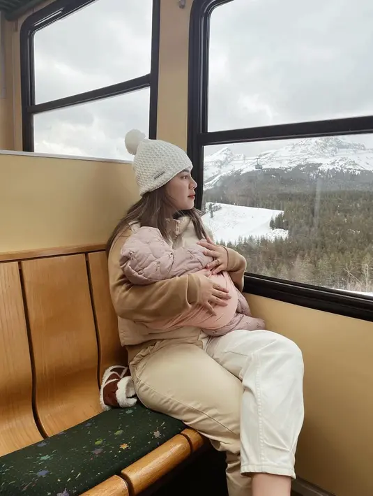 Masih tanpa nanny, Felicya Angelista tetap tampil modis di liburan keluarga kali ini. [@felicyangelista_]