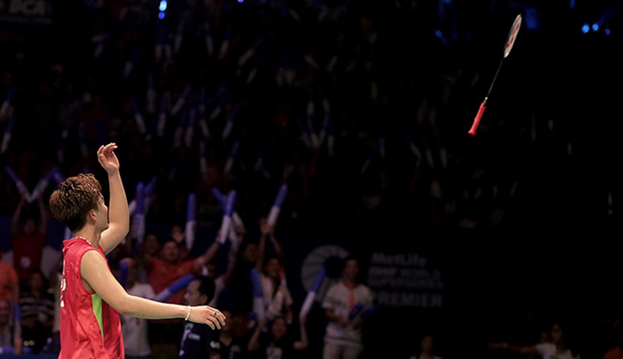 Kento Momota tunggal putera asal Jepang menjadi juara setelah mengalahkan Jan O Jorgensen dari Denmark di final BCA Indonesia Open Premier Super Series 2015 di Istora Senayan Jakarta. (Bola.com/Peksi Cahyo)