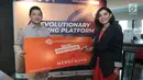 Merry Riana (kanan) dan CEO GIC Trade Peter Tendean (kiri) saat menandatangani sebagai Brand Ambassador Global Investa Capital (GIC) Trade usai peluncuran Platform GIC Trade Futures di Jakarta, Sabtu (13/4). (Liputan6.com/Fery Pradolo)