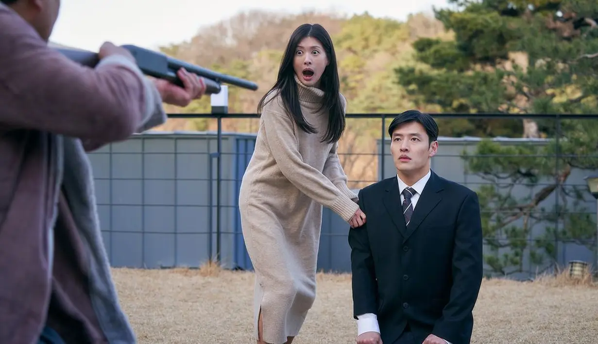 Jung Yeol dan Na Ra menghadapi situasi yang menegangkan namun tampak komikal jika dilihat dari ekspresi mereka. (Foto: Mindmark via Soompi)