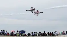Tim aerobatik angkatan udara Singapura saat melakukan manuver jelang Golden Jubilee pemerintahan Singapura di sepenjang pantai Selatan, Singapura, (7/8//2015) Pada hari Minggu Singapura akan merayakan 50 Tahun kemerdekaan.  (REUTERS/Edgar Su)