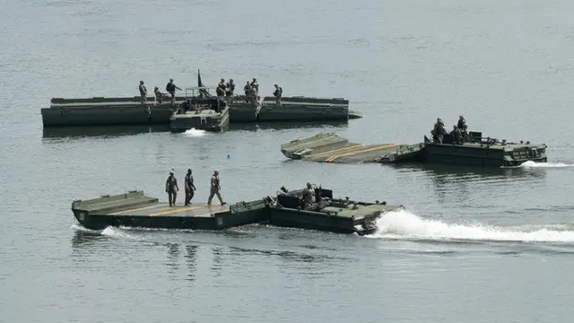 Tentara AS mengikuti latihan militer di sebuah sungai di Yeoncheon, Korea Selatan, dekat perbatasan dengan Korea Utara, Selasa (18/8/2026).