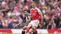 Sandro Tonali membayangi Leandro Trossard dalam laga&nbsp;Arsenal vs Newcastle, Minggu (18/5/2025). (AP Photo/Kirsty Wigglesworth)
