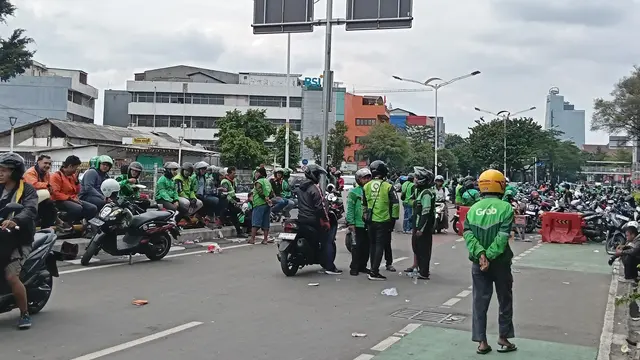 Kumpulan massa aksi demo berada di sekitar  Mako Brimob Kwitang, Jakarta Pusat pada Jumat (29/8/2025) siang. (Liputan6.com/Maulandy)