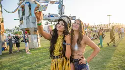 Dua wanita berselfie saat menghadiri Coachella Music & Arts Festival 2018 di Empire Polo Club di Indio, Calif (15/4). Festival Coachella ini sudah ada sejak tahun 1999. (AP Photo/Amy Harris)