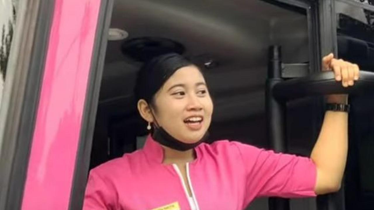 PO Kencana menjadi salah satu perusahaan otobus yang memberikan layanan pramugari untuk kenyamanan penumpang.<br>