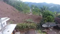 Material longsor di area Kampung Sawah Jeruk, Desa Sukamulaya, Kecamatan Telegong, Garut, Jawa Barat masih menutupi akses jalan provinsi. (Liputan6.com/Jayadi Supriadin)