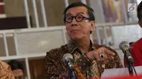 Menteri Hukum dan HAM, Yasonna Laoly saat menyampaikan keterangan terkait penundaan pengesahan RUU KUHP di Graha Pengayoman Kementerian Hukum dan HAM, Jakarta, Jumat (20/9/2019). Menkumham juga mengklarifikasi beberapa isu terkait draft RUU KUHP. (Liputan6.com/Helmi Fithriansyah)