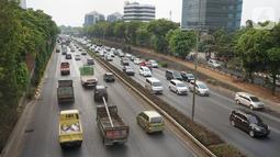 Kendaraan melintasi Tol JORR di kawasan Jakarta Selatan, Selasa (8/10/2019). Kepala Badan Pengatur Jalan Tol (BPJT) Kementerian PUPR Danang Parikesit menyebut kenaikan tarif 21 ruas tol bakal diumumkan usai pelantikan Presiden dan Wakil Presiden periode 2019-2024. (Liputan6.com/Immanuel Antonius)
