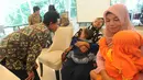 Salah seorang anak buah kapal (ABK) yang berhasil dibebaskan dari sandera tampak bergembira saat bertemu dengan keluarga di Gedung Kementerian Luar Negeri (Kemenlu), Jakarta (2/4). (Merdeka.com/Arie Basuki)