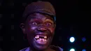 Maison Sere dinobatkan sebagai pria terjelek pada kontes 'Ugliest Man' di Zimbabwe, 20 November 2015. Pria pengangguran ini mengalahkan para kontestan lain dan membawa pulang hadiah sebesar USD500 atau sekitar Rp6,8 juta. (AFP PHOTO/Jekesai NJIKIZANA)
