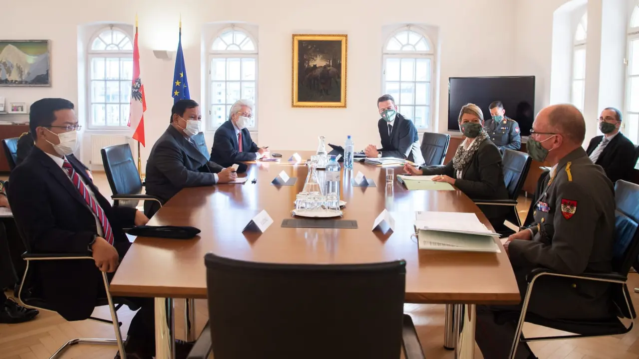 Menteri Pertahanan Prabowo Subianto melakukan kujungan ke Wina, Austria. Di sana, Prabowo bertemu dengan Menteri Pertahanan Austria, Klaudia Tanner.
