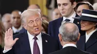 Donald Trump saat dilantik sebagai presiden ke-47 Amerika Serikat. Pelantikan Trump berlangsung di Rotunda Gedung Capitol AS, Washington DC, Senin (20/1/2025). (Dok.&nbsp;Kevin Lamarque/Pool Photo via AP)