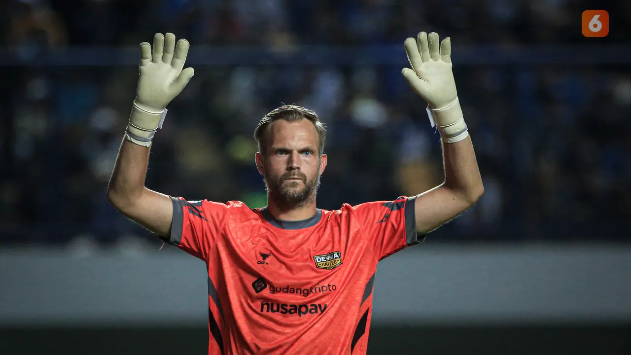 Foto: Aksi Solid Kiper Asing Dewa United, Sonny Stevens sebelum Akhirnya Dibobol Tendangan Ezra Walian di BRI Liga 1 2023 / 2024