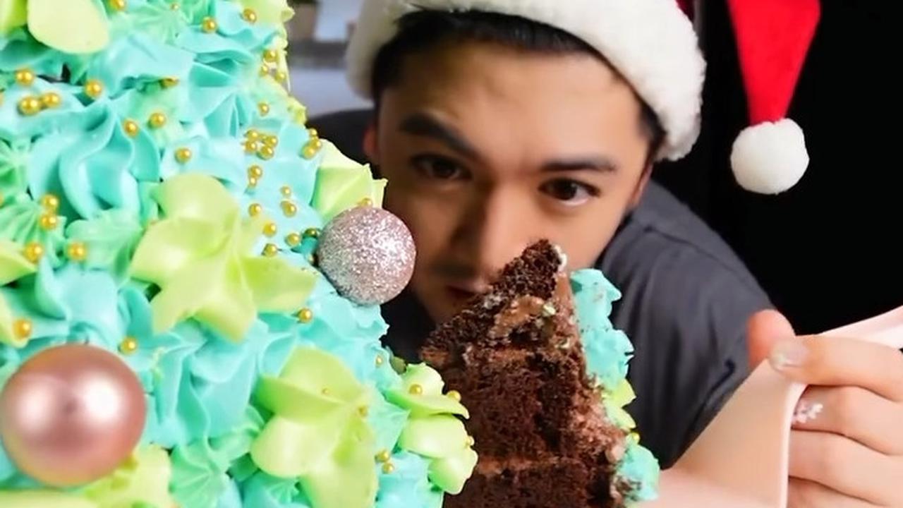 Nicky Tirta Bagikan Video Buat Kue Ukuran Besar Bentuk Pohon Natal, Banjir Pujian
