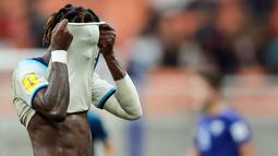 Pemain Timnas Inggris U-17, Joel Ndala, tidak dapat menutupi rasa kesedihannya setelah timnya dikalahkan Timnas Uzbekistan U-17 dalam pertandingan babak 16 besar Piala Dunia U-17 2023 yang berlangsung di Jakarta International Stadium, Rabu (22/11/2023) sore WIB. (Bola.com/M Iqbal Ichsan)